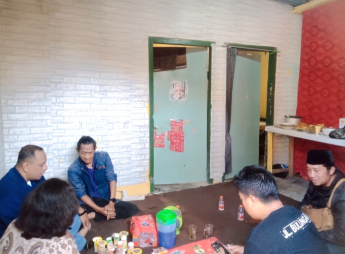 Manajer Klinik Utama Ishk Tolaram Eye Centre,Kristina Elok didampingi oleh staff nya Jose, ketika bertandang ke kediaman Dodik Harianto