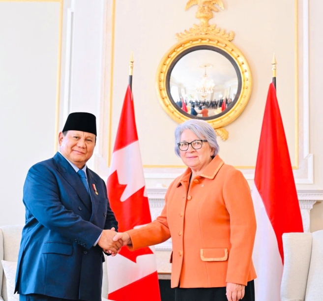 Presiden Indonesia Prabowo Subianto berjabat tangan dengan Gubernur Jenderal Kanada Mary Simon di Rideau Hall, Ottawa.