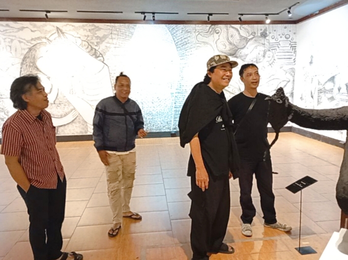 Koeboe Sarawan ketika bersama para perupa dan sahabat