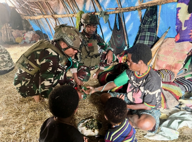 Satgas Pamtas Yonif 700 Gelar Pengobatan Gratis di Kampung Eronggobak