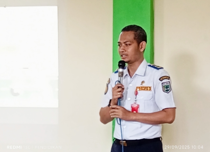 Dishub bidang Angkutan Ketika memaparkan perihal lalulintas kepada para siswa