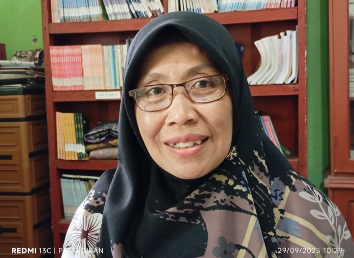 Waka Humas Ma Ma'arif Kota Batu ketika berada di Ruang sekolah