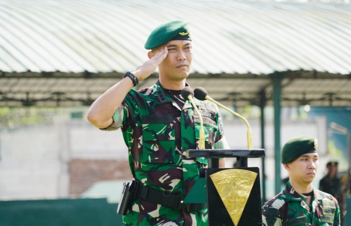 Kolonel Indra Hirawanto, Aster Kasdivif 2 Kostrad, memberikan penghormatan dalam acara penutupan Bela Negara mahasiswa UM, Minggu (28/9/2025)