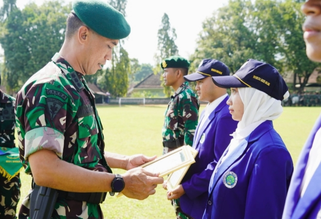 Kolonel Indra Hirawanto, Aster Kasdivif 2 Kostrad, memberikan apresiasinya dalam acara penutupan Bela Negara mahasiswa UM, 
