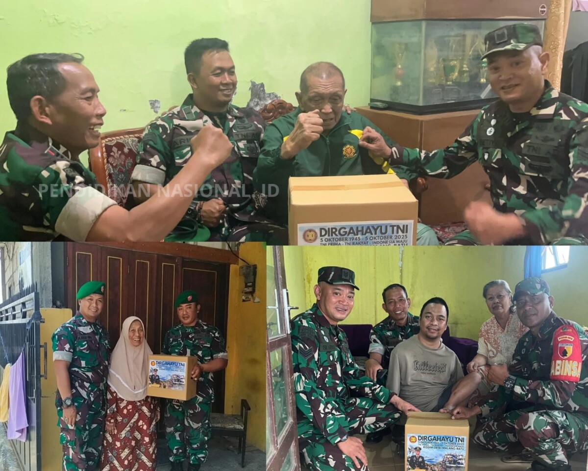 Personel Koramil 0818-02 Batu berfoto bersama warga dan veteran penerima bantuan sembako usai kegiatan bakti sosial HUT TNI.