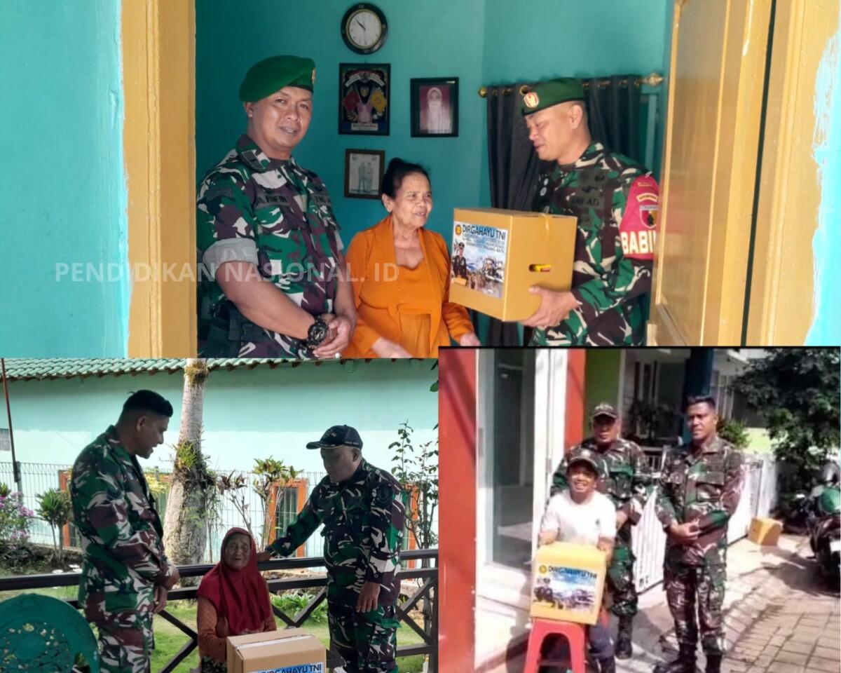 Para Babinsa ketika memberikan paket sembako secara langsung ke masyarakat