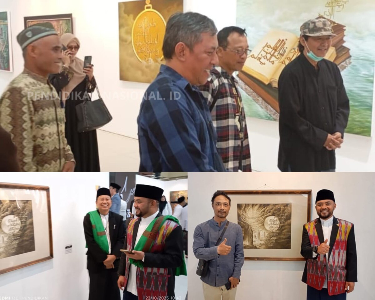 Koeboe Sarawan ketika melihat lukisan kaligrafi