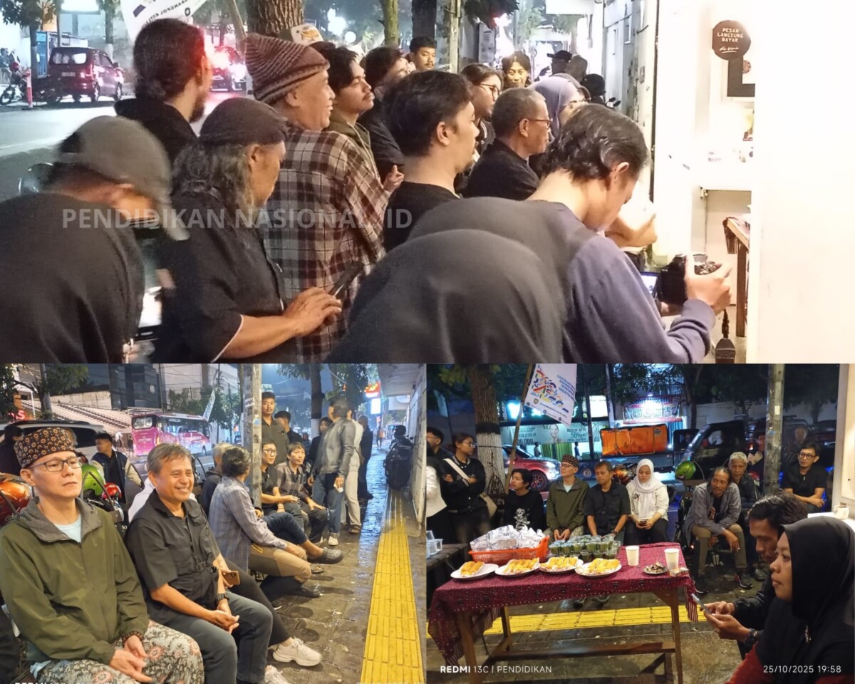 Suasana pengunjung diluar galeri raos