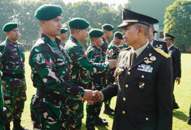 Prajurit Divif 2 Kostrad dengan semangat Sapta Marga usai menerima kenaikan pangkat.
