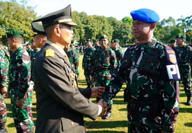 Brigjen TNI Indra Heri, S.E., Inspektur Divisi Infanteri 2 Kostrad, ketika memberikan selamat kepada prajurit dalam Peringatan Hari Kesaktian Pancasila