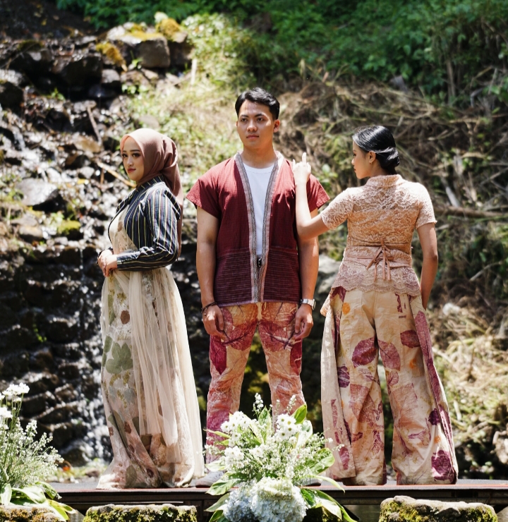 Penampilan spektakuler para finalis di atas panggung Fashion on The River #3 di Coban Putri, Batu, yang menampilkan busana berbahan Batik Kota Batu.