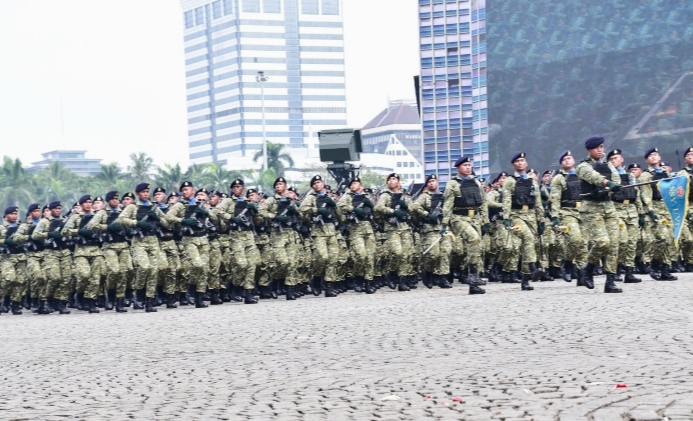 Formasi prajurit Brigade Matra Laut TNI AL saat gladi bersih defile pasukan di Silang Monas, Jakarta