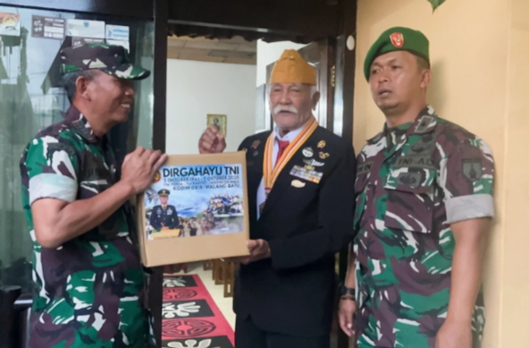 Salah satu Veteran Sucipto ketika menerima Bhaksos