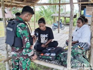 Serda Giffari dan anggota Pos Tomage Satgas Yonif 410/Alugoro memeriksa tekanan darah warga Kampung Wanmar, Fakfak