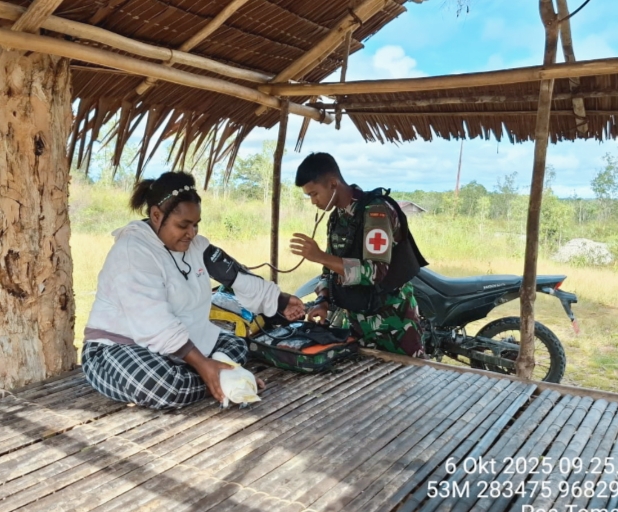 Kegiatan Pelayanan Kesehatan (Yankes) oleh Satgas Pamtas Yonif 410/Alugoro Pos Tomage bagi warga perbatasan di Kabupaten Fakfak