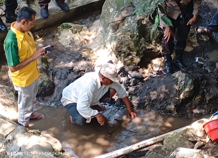 Warga Desa Giripurno  bersama-sama membongkar dinding cor pembatas di area Sumber Mata Air Samin.