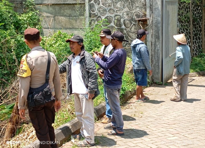 Ketua RW 08 bersama masyarakat saat menunjukan aliran irigasi yang kering