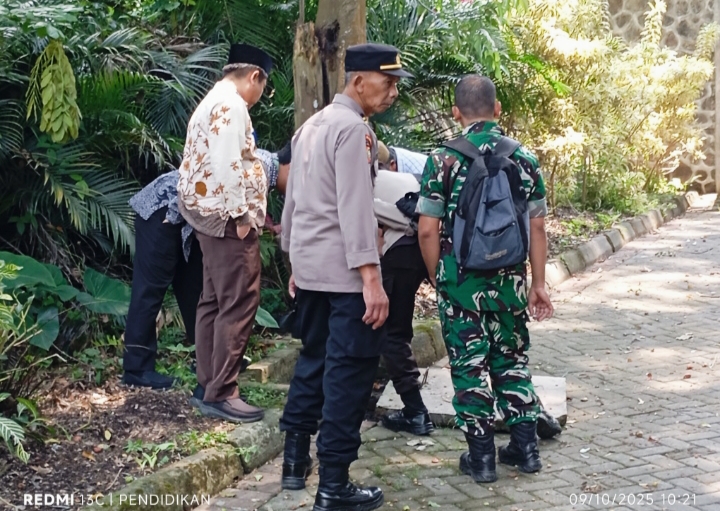 perwakilan Yayasan Al-Hikmah ketika melihat saluran irigasi