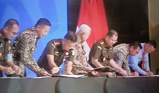 Kejati Jatim dan Pemprov Jatim Perkuat Sinergi, Tandatangani Nota Kesepakatan Restorative Justice
Surabaya,PENDIDIKANNASIONAL.ID – Dalam upaya memperkuat penegakan hukum yang berkeadilan dan mendukung pembangunan daerah, Kejaksaan Tinggi (Kejati) Jawa Timur dan Pemerintah Provinsi (Pemprov) Jawa Timur menandatangani Nota Kesepakatan Restorative Justice serta Kesepakatan Bersama Pembangunan Daerah. Acara yang digelar di Dyandra Convention Center, Surabaya, pada Kamis (9/10/2025) ini juga diisi dengan Focus Group Discussion (FGD) mengenai tata kelola pengadaan barang dan jasa.
Kegiatan ini dihadiri langsung oleh Gubernur Jawa Timur, Dra. Hj. Khofifah Indar Parawansa, M.Si., beserta seluruh Bupati dan Wali Kota se-Jawa Timur. Dari pihak Kejaksaan, hadir Dr. Kuntadi, S.H., M.H. (Kepala Kejati Jatim) didampingi jajarannya, termasuk seluruh Kepala Kejaksaan Negeri se-Jawa Timur.
Nota Kesepakatan Restorative Justice menjadi landasan formal bagi terciptanya kolaborasi strategis antara institusi penegak hukum dan pemerintah daerah. Melalui pendekatan ini, penyelesaian perkara tidak hanya berfokus pada pembalasan, tetapi lebih menitikberatkan pada pemulihan keadaan, harmoni sosial, dan keadilan bagi masyarakat.
“Sinergi ini merupakan langkah konkret untuk mendukung pembangunan daerah yang berlandaskan hukum dan keadilan. Kejaksaan berkomitmen penuh dalam memberikan pertimbangan hukum serta tindakan hukum yang mendukung program-program pemerintah,” tegas Dr. Kuntadi dalam sambutannya.
Sementara itu, Gubernur Khofifah Indar Parawansa menyambut baik kerja sama ini. Menurutnya, pendekatan restorative justice sejalan dengan semangat membangun Jawa Timur yang inklusif dan berkeadilan.
“Dengan kolaborasi ini, kami berharap dapat mencegah potensi masalah hukum dalam pelaksanaan pembangunan, serta memastikan setiap kebijakan berjalan sesuai peraturan perundang-undangan,” ujarnya.
Kegiatan ini juga dihadiri oleh sejumlah pejabat dan akademisi, antara lain Abdul Bari (Plt. Direktur Utama PT Jamkrindo), Prof. Dr. Y. Sogar Simamora, S.H., M.Hum. (Guru Besar FH Universitas Airlangga), serta perwakilan dari Kejari se-Jawa Timur.
FGD yang diselenggarakan turut mengangkat pentingnya tata kelola yang baik dalam pengadaan barang dan jasa. Diskusi ini diharapkan dapat memberikan rekomendasi praktis bagi peningkatan transparansi dan akuntabilitas di sektor publik.
Melalui nota kesepakatan ini, Kejaksaan Negeri Batu bersama seluruh jajaran Kejati Jatim menegaskan komitmennya untuk mengedepankan keadilan restoratif serta membangun tata kelola pemerintahan yang transparan dan berintegritas.
( Kepala Seksi Intelijen Kejari Batu )
( Ria ).