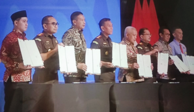 Ketika memperlihatkan tanda tanggan kesepakatan Restorasi justice