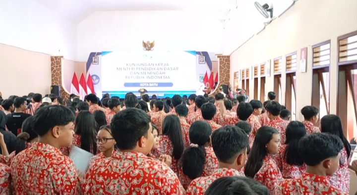 Para siswa siswi SMA Katolik, SMP Widyatama, dan SDK Sang timur menyambut Menteri 