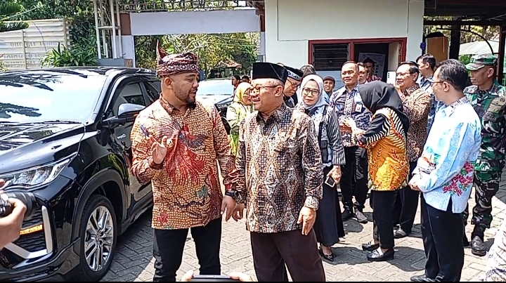 Wakil Wali Kota Batu ketika bersama Menteri Pendidikan Dasar dan Menengah