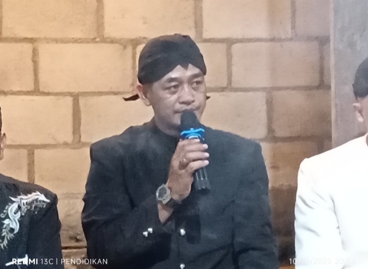 Ketua PPBN Robiyan (tengah) membacakan Pernyataan Adat didampingi Pembina PPBN (kiri) dalam Sosialisasi Pendopo Agung Kanjuruhan di Desa Giripurno, Batu