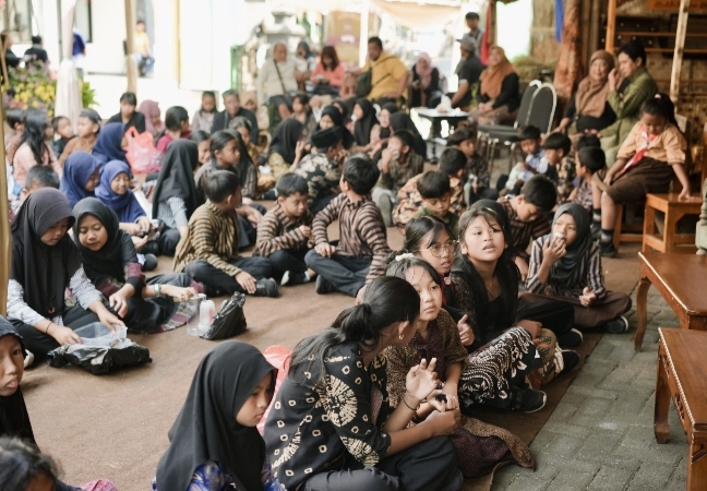 Suasana meriah Festival Junrejo Tempo Doeloe 2025 di halaman Kantor Desa Tlekung, Kota Batu