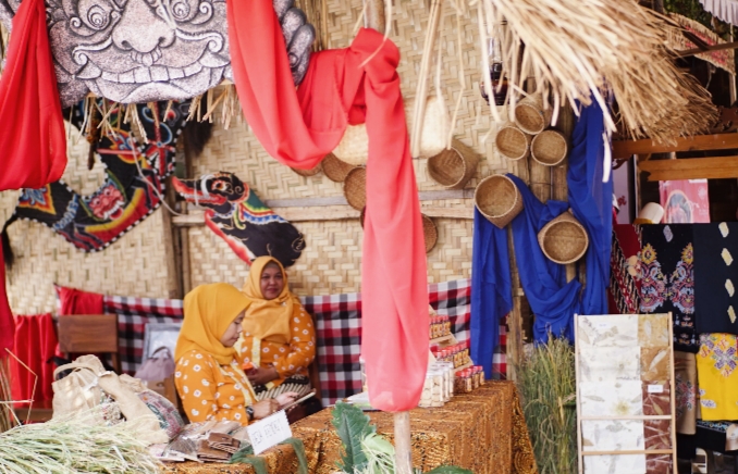 Beragam produk UMKM lokal yang dipamerkan dalam stan di festival Junrejo Tempo Doeloe