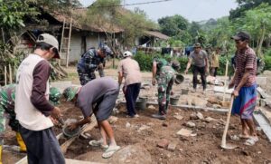 Gotong Royong TNI-Warga Bangun MCK di Pandeglang Demi Hidup Sehat