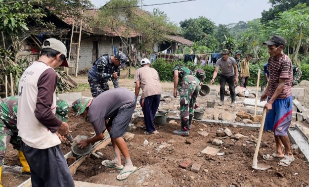 Gotong Royong TNI-Warga Bangun MCK di Pandeglang Demi Hidup Sehat