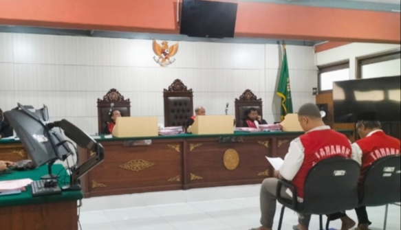 Terdakwa kasus ITE, L A W dan FDY, didampingi penasehat hukum saat membacakan pledoi di Ruang Sidang Garuda PN Malang.