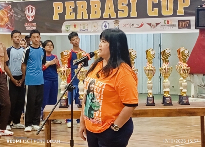 Ketua Perbasi Jawa Timur ketika memberikan sambutanya