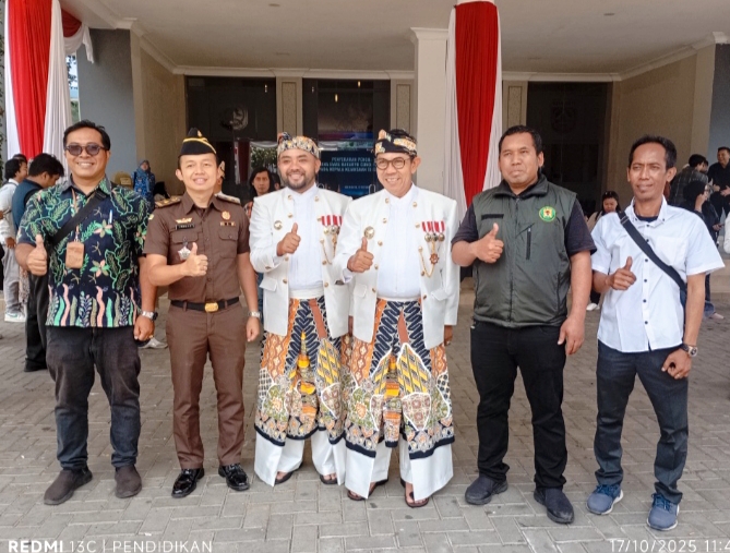 Kasintel Kejari Batu dan anggota bersama Wali Kota dan Wakil Wali Kota Batu