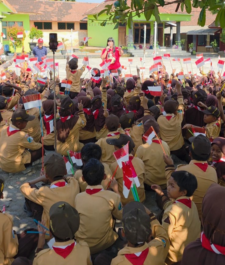 Grace Evi Irawati atau Mama Evi menyapa dan memotivasi sekitar 400 siswa SDN Puncu 2 Kab.Kediri dalam kunjungan kerja.