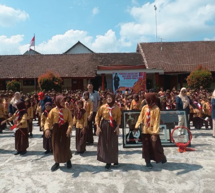 anak - anak SD Negeri Puncu 2 Kab. Kediri bersuka cita bersama-sama