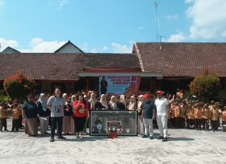 Ketua Umum Perbasi Jatim ketika bersama-sama seluruh garu dan siswa serta Perbasi Kediri