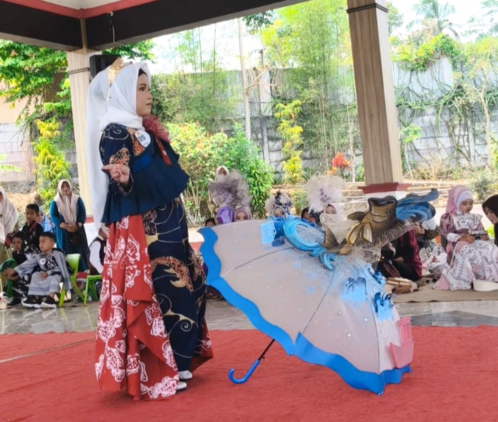 Peserta lomba busana muslim Hari Santri Nasional 2025 tampil di Pendopo Kecamatan Ngantang, Kabupaten Malang
