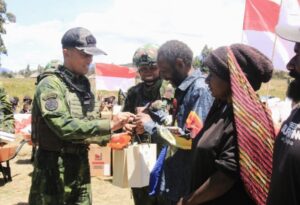 Rayakan HUT ke-80 Kogabwilhan III Tebar Bantuan dan Kehangatan di Pedalaman Papua