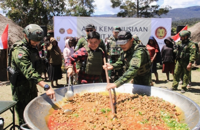 Prajurit TNI dan warga Papua memasak bersama dalam acara Kuali Merah Putih yang dipandu chef Bobon Santoso