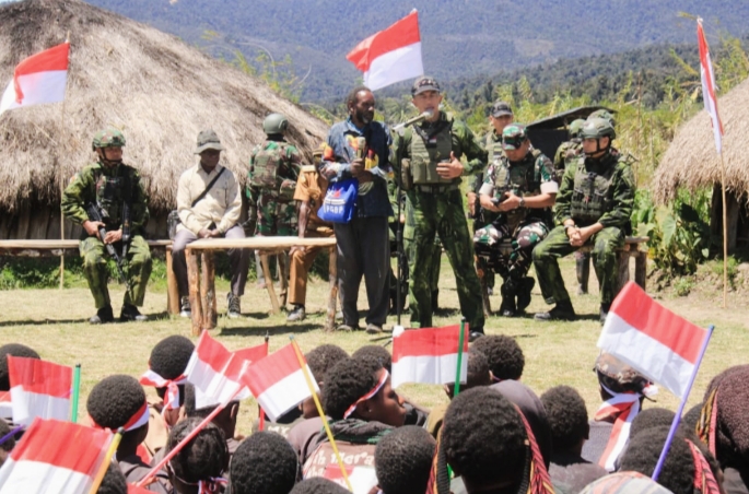 Momen kehangatan antara Pangkogabwilhan III Letjen TNI Bambang Trisnohadi dengan tokoh adat dan warga Kuyawage.