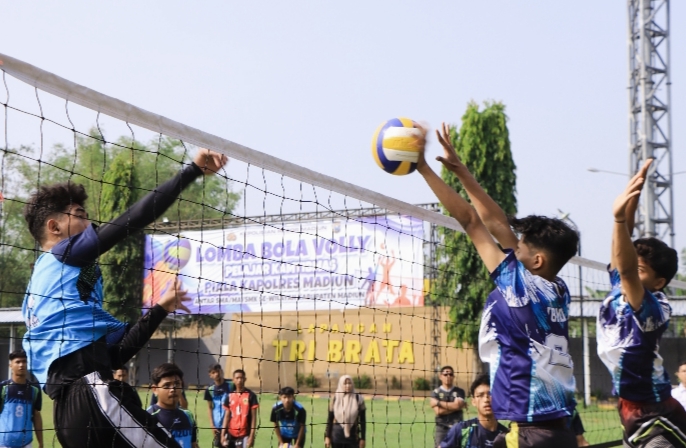 Aksi seru permainan bola voli antar pelajar dalam pertandingan perdana Turnamen Kamtibmas Kapolres Madiun Cup 2025.