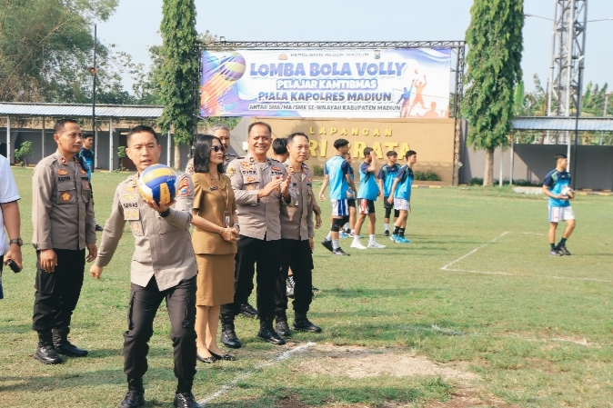 Kapolres Madiun AKBP Kemas Indra Natanegara melakukan servis pertama pembukaan Turnamen Bola Voli Kapolres Cup 2025 di Lapangan Tri Brata.
