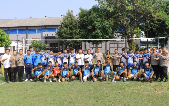 Suasana pembukaan Turnamen Voli Kapolres Cup 2025 yang dihadiri oleh pejabat Polres Madiun, KONI, dan Dinas Pendidikan Kabupaten Madiun.