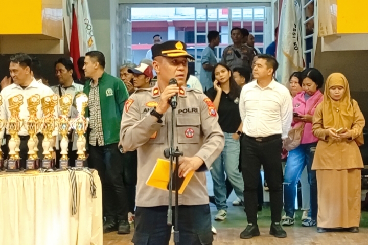 Kabag Ops Polres Batu, Anton Widodo, memberikan sambutan pada penutupan Kapolres Cup 2025