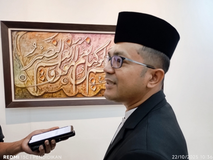 Kapolres Batu ketika menghadiri pameran lukisan