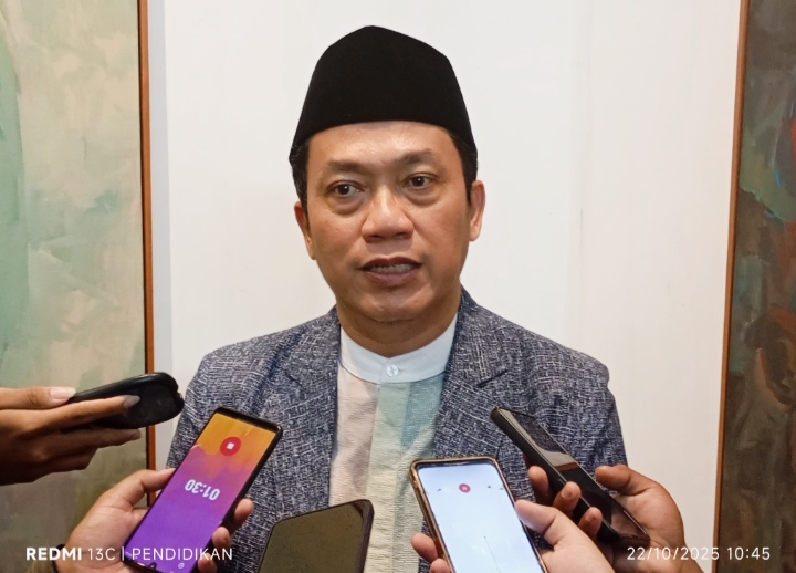 Kepala Di Sparta Kota Batu ketika berada di pameran lukisan