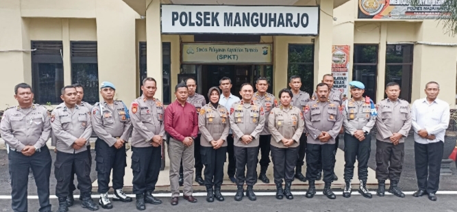 Wakapolda Jatim beserta rombongan dan jajaran Polres Madiun Kota usai meninjau pelayanan publik.