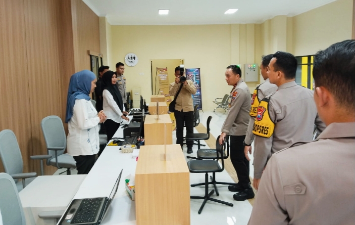 Pengecekan fasilitas pelayanan publik seperti loket SKCK di Polres Madiun Kota untuk memastikan transparansi