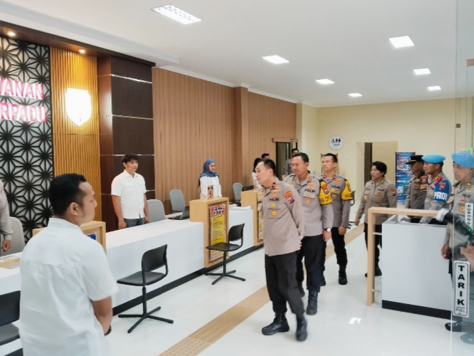 Wakapolda Jatim Pimpin Peninjauan Pelayanan Publik di Madiun,Tegaskan Tidak Ada Pungutan Liar